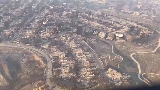 Des images aériennes prises depuis un hélicoptère montrent des maisons détruites par les flammes le long de la Pacific Coast Highway à Malibu et les colonnes de fumée qui s'élèvent des différents incendies qui ravagent des quartiers entiers de Los Angeles, obligeant des milliers de personnes à fuir dans des centres d'hébergement d'urgence.