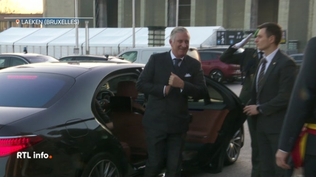 Le souverain a visité les stands de plusieurs constructeurs et en a profité aussi pour rencontrer différents acteurs du secteur. Objectif : prendre la mesure des défis auxquels le marché de l’automobile est aujourd’hui confronté.