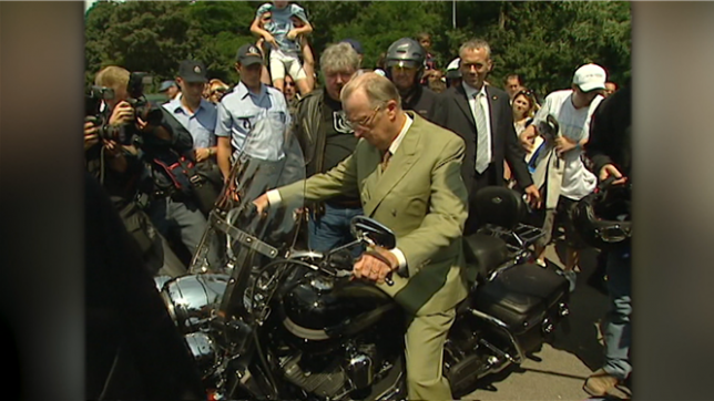 L'automobile est bien plus qu'un simple moyen de transport pour les têtes couronnées. De la Belgique à la Suède en passant par Monaco, voitures et motos ont souvent rythmé les vies royales, entre aventures palpitantes, traditions familiales et engagements personnels.