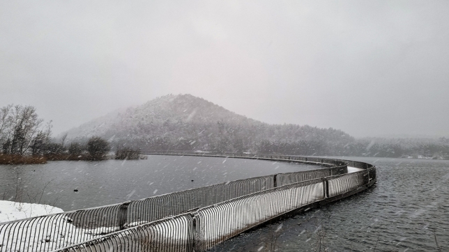 Un paysage enneigé au pont flottant dans le parc Terhills à Eisden, Maasmechelen le jeudi 09 janvier 2025.
