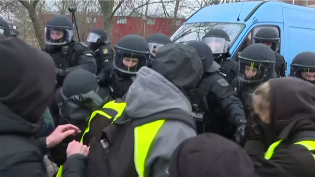 Plusieurs milliers de manifestants se sont rassemblés samedi pour protester contre un congrès du parti d'extrême droite allemand AfD qui se tient dans l'est du pays en vue des élections législatives du 23 février.