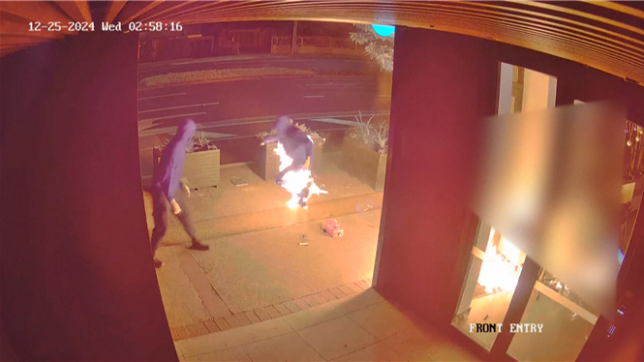 Un pyromane est recherché par la police australienne après avoir tenté d'incendier un restaurant vendrrdi. Un acte durant lequel il a mis le feu à son pantalon avant de devoir l'ôter précipitamment pour se sauver.