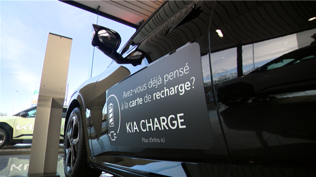 Face aux véhicules électriques, certains concessionnaires doivent se réinventer.