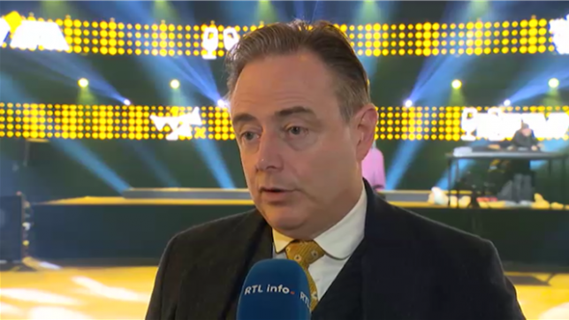 Bart de Wever a réuni hier ses militants à Malines pour ses voeux du Nouvel An. Le formateur du gouvernement fédéral a longuement évoqué les négociations dans son discours. Elles sont difficiles, dit-il, mais il est prêt à prendre ses responsabilités. Le président de la N-VA veut, cela-dit, une politique migratoire plus stricte et un assainissement des finances publiques. Il appelle à des réformes urgentes.