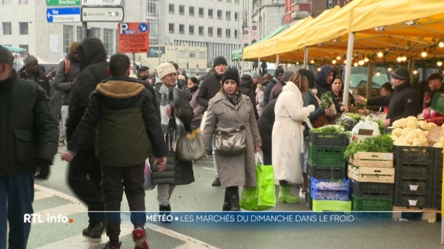 Sur le marché de la Batte à Liège, dans leurs échoppes, les commerçants se protègent comme ils peuvent du froid. Les clients aussi.