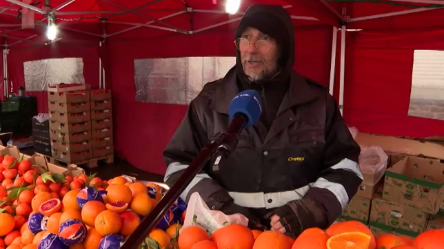 Un vendeur sur le marché de la Batte