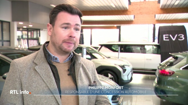 Face à l'arrivée de la voiture électrique sur le marché de l'automobile, les petits concessionnaires doivent changer de stratégie. Illustration à Liège.