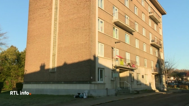 La fillette âgée de 9 ans avait disparu hier. Elle a été retrouvée dans une maison abandonnée de la région de Charleroi. Elle était avec un SDF âgé de 41 ans. Il a été privé de liberté pour être entendu. La petite fille a subi des examens médicaux.