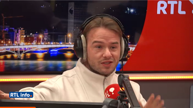 La mode, la musique, et même l’attitude: les années 2000 reviennent en force et s’imposent comme la tendance incontournable du moment. Nostalgie pour certains, découverte pour d’autres, cette époque s’offre un lifting glamour et provocant. Retour sur une décennie qui s’invite dans nos playlists, nos dressings et nos soirées.