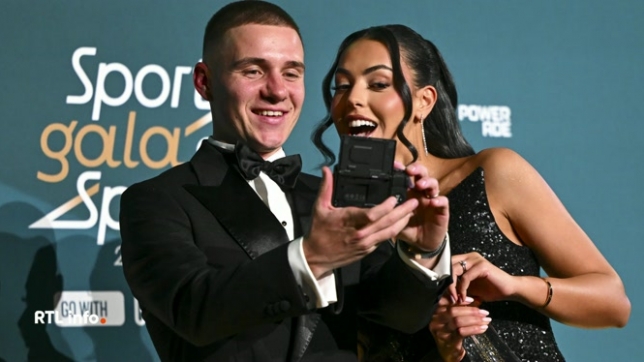 Un podium sans surprise. Nafissatou Thiam décroche le trophée chez les femmes pour la 5e année, grâce à sa médaille d'or olympique. Remco Evenpoel remporte le titre chez les hommes. Le prix de l'équipe de l'année revient à Thierry Neuville et son copilote Martijn Wydaeghe.