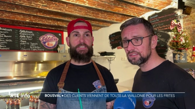La belle histoire se poursuit pour Julien et Mike, les gagnants de l'émission La meilleure friterie. L'établissement situé à Bousval (Genappe) reçoit des clients venus de toute la Wallonie. Comme en témoignent les longues files devant la friterie.