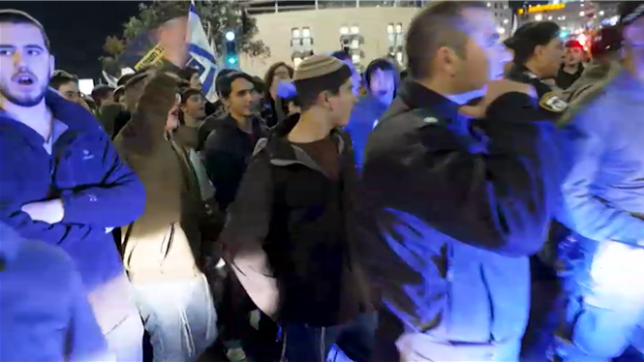 Les combats et les bombardements ont tué lundi des dizaines de Palestiniens et cinq soldats israéliens dans la bande de Gaza, au moment où la Maison Blanche annonçait qu'un accord sur une trêve entre Israël et le Hamas pourrait être conclu dès cette semaine. Cet accord dont on parle de plus en plus a amené une centaine d'Israéliens à se rassembler à l'une des entrées de Jérusalem pour protester.