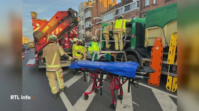 Un accident entre un bus de De Lijn et un camion a fait 9 blessés, dont 2 plus gravement touchés, à Laeken en région bruxelloise, sur l'avenue Houba de Strooper. Le bus a embouti le camion par l'arrière, et voitures ont également été touchées. 7 ambulances ont été dépêchées sur place.