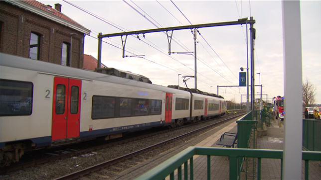 Une voiture a été heurtée par un train ce mardi à Grammont, en Flandre Orientale. Le conducteur, un homme de 83 ans, est décédé. Il aurait été aveuglé par le soleil.