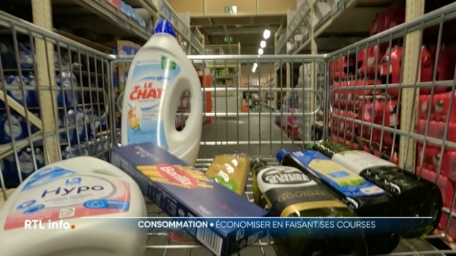 Comment économiser en moyenne 500 euros, par an, en faisant ses courses ? Pour le savoir, l'association Testachats a mené l'enquête et comparé différentes marques, mais aussi différents supermarchés. Et pour dépenser moins, il suffit parfois de changer un peu ses habitudes.