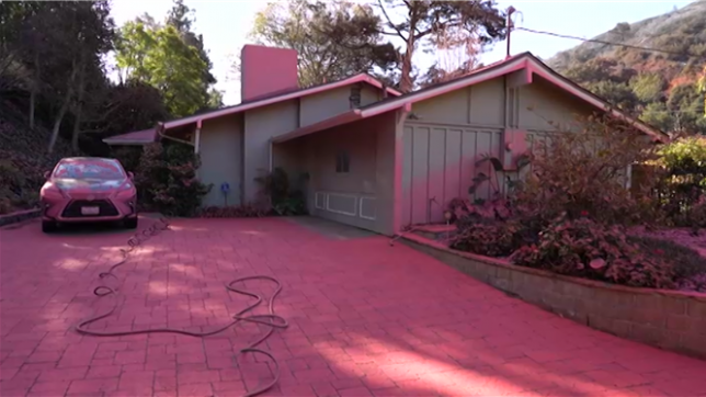 Des voitures, des jouets d'enfants et la végétation sont couverts de retardant rose vif, un produit ignifuge utilisé pour ralentir la propagation des flammes à Mandeville Canyon, au nord-ouest de Los Angeles, partiellement épargnée par les incendies, mais toujours sous le coup d'un ordre d'évacuation.