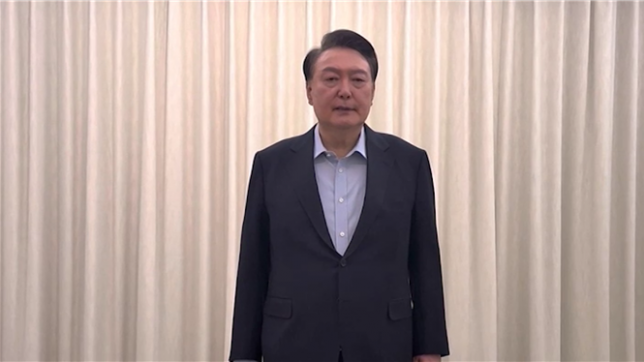 Le président sud-coréen Yoon Suk Yeol a été arrêté mercredi à l'issue d'un nouvel assaut sur sa résidence des enquêteurs, qui veulent l'interroger sur sa tentative ratée d'imposer la loi martiale début décembre, une mesure sans précédent dans le pays en proie à une grave crise politique.