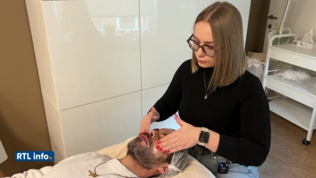 À Namur, Estim'émoi, un centre d'esthétique social propose des soins à prix réduits pour les personnes fragilisées. Que ce soit pour des difficultés financières ou des problèmes de santé, ces bénéficiaires viennent prendre soin d'eux à moindre coût.