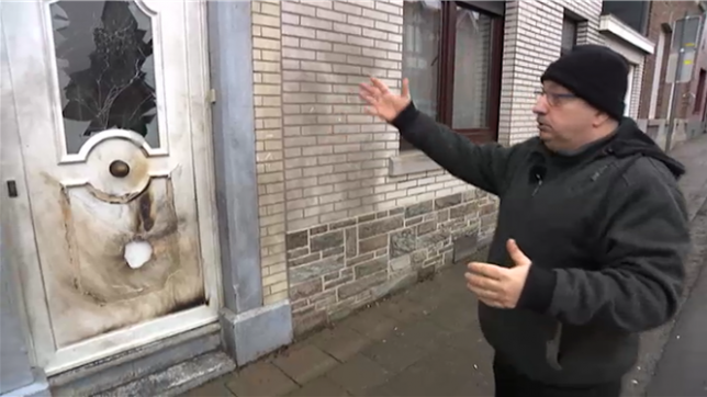 Alfred, gardien à la prison de Haren après plusieurs mutations et habitant de Grâce-Hollogne, vient d'être une fois de plus victime de personnes qui le menacent lui et sa famille pour avoir révélé des relations entre détenus et gardiens.