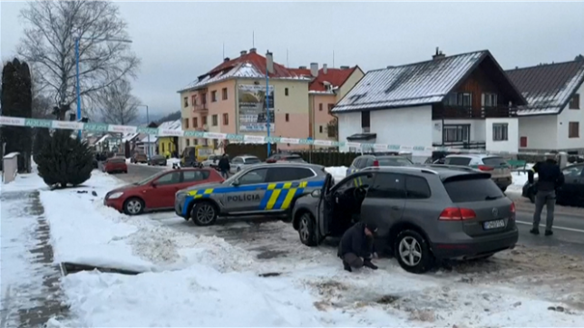 Un adolescent a tué un camarade de classe et une enseignante, et a gravement blessé une autre personne lors d'une attaque au couteau dans un lycée du nord-est de la Slovaquie.