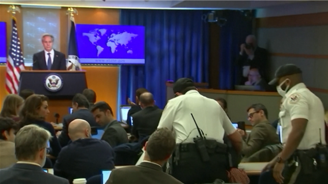 La conférence de presse d’adieu du secrétaire d’État américain Antony Blinken a été interrompue à plusieurs reprises par deux journalistes, jeudi, à Washington.