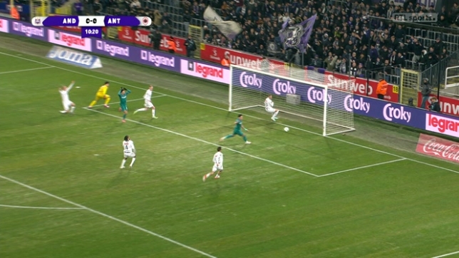 Manque de réussite pour Anderlecht en début de match face à l'Antwerp en Croky Cup.