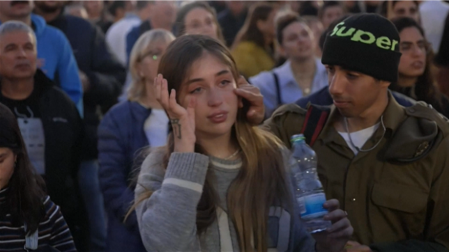 Émotion à Tel Aviv: des proches des otages israéliennes assistent à leur libération à la télévision