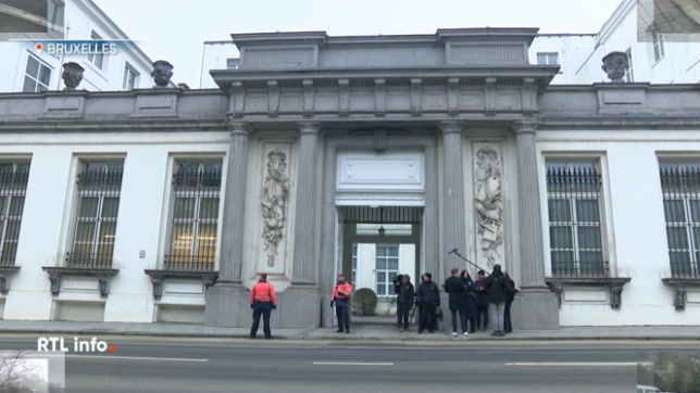 Ce dimanche après-midi, les 5 présidents de partis ont repris leurs discussions sur la note socio-économique réactualisée du formateur Bart De Wever. Un texte qui porte sur le marché du travail, la fiscalité et les pensions. L'objectif des négociateurs est d'aboutir à un accord pour la fin du mois.