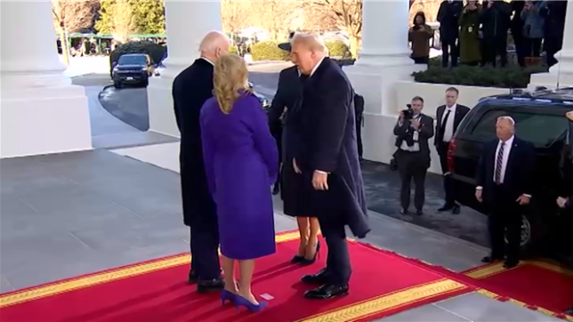 Ce lundi matin, Joe Biden et sa femme ont accueilli Donald Trump et son épouse Melania à la Maison-Blanche. Cette rencontre s'inscrivait dans une tradition de courtoisie avant la cérémonie d'investiture présidentielle. Joe Biden a salué Donald Trump avec un chaleureux Bienvenue à la maison.
