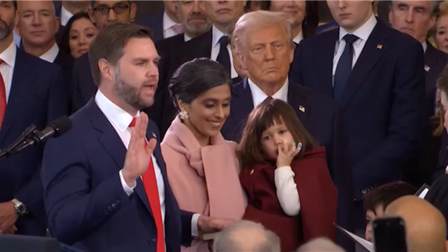 J.D. Vance, vice-président des États-Unis, prête serment lors de la cérémonie d'investiture.