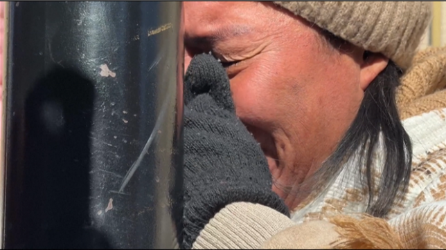 Une migrante colombienne s'effondre en larmes à la frontière entre le Mexique et les États-Unis. Son rendez-vous pour l'asile, prévu le jour de l'entrée en fonction de Donald Trump en tant que président, a été annulé.