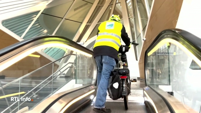 Les cyclistes de Mons critiquent l'absence d'accès vélo à la nouvelle gare, avec des parkings non sécurisés et l'impossibilité de traverser la passerelle en vélo. Ils demandent la conservation de l'ancienne passerelle, que la SNCB prévoit de démonter le mois prochain.