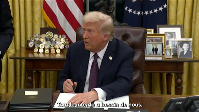 Le président américain a signé, devant la presse, une myriade de décrets présidentiels directement après son investiture.