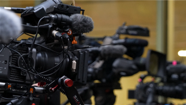 Le prince Harry attaque en justice le groupe de médias de Rupert Murdoch, accusé de collecte illégale d’informations. Ce procès, qui débute à la Haute Cour de Londres, concerne les tabloïds The Sun et News of the World. Déterminé à rendre des comptes aux tabloïds, Harry témoignera à nouveau, dans une affaire où des centaines de victimes ont préféré des accords à l’amiable.