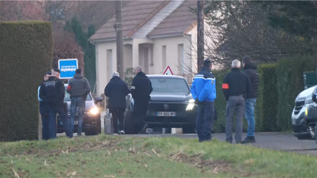 Monique Olivier, ex-épouse de Michel Fourniret, participe aux recherches pour retrouver le corps de Lydie Logé, disparue en 1993. Les fouilles se déroulent à Saint-Christophe-le-Jajolet (Orne), près du dernier domicile de la jeune femme. Les familles espèrent enfin des réponses, près de 30 ans après les faits.