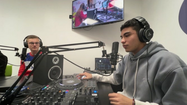 Dans une école de Verviers, une nouvelle radio est née : Radio Verdi. Animée par des élèves passionnés, cette radio scolaire leur offre un espace unique pour s’exprimer et se rapprocher de leurs camarades. Un projet innovant, surtout pour les élèves issus d’une formation spécialisée.
