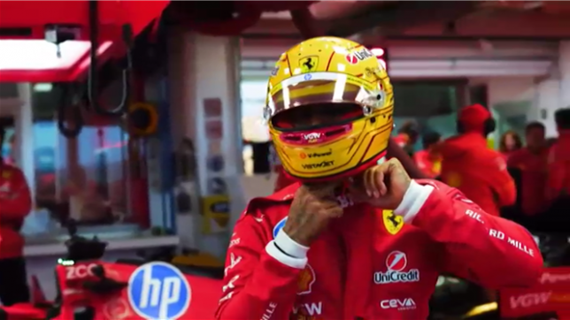 Lewis Hamilton a piloté une Ferrari de Formule 1 pour la première fois mercredi après que le septuple champion du monde a pris la piste sur le circuit d'essai de l'équipe devant des fans ravis.
Le Britannique de 40 ans a choqué le paddock en février dernier lorsqu'il a annoncé qu'après 12 années de succès avec Mercedes, il quittait l'emblématique équipe italienne.
Par un matin brumeux sur la piste d'essai de Fiorano près de la base Ferrari de Maranello dans le nord de l'Italie, Hamilton a pris le départ dans une voiture d'essai portant la combinaison rouge classique et un casque jaune distinctif.
Des groupes de fans passionnés de Ferrari ont regardé Hamilton faire le tour de la piste sous la pluie depuis un pont surplombant la piste.
Les fans espèrent que Hamilton pourra mettre fin à une attente de 18 ans pour un titre de pilote en F1, dominé par Mercedes et Red Bull.