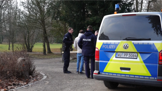 Une attaque au couteau dans le parc Schöntal à Aschaffenburg, en Allemagne, a fait deux morts, dont un enfant de 2 ans, et deux blessés graves mercredi. Le suspect, un Afghan de 28 ans, a été arrêté. Les motivations de l’agression restent inconnues.