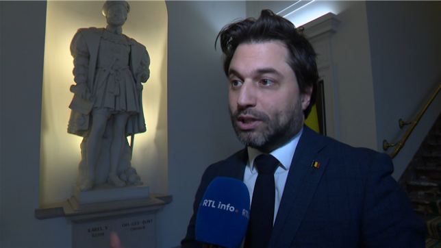 Pensions, salaires, chômage : les principales mesures de la dernière supernote de Bart De Wever touchent au portefeuille. Cette supernote n'a pas été bien accueillie par Vooruit, ni, dans une moindre mesure, par Les Engagés et le CD&V. Les présidents de partis réagissent.