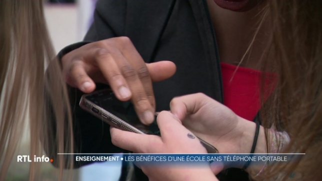 Les smartphones seront interdits à l'école dès la rentrée 2025. Les élèves passent en moyenne 4 heures par jour sur leur téléphone, et cela nuit à leurs performances scolaires. Certains établissements scolaires ont anticipé et bannissent déjà les GSM. Les effets positifs se font déjà sentir.