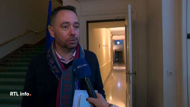 En direct de la Chambre, Charlotte Simonart fait le point sur les négociations de la future coalition Arizona. Malgré la fuite de la super note de Bart De Wever dans la presse et les désaccords persistants, les discussions se poursuivent.