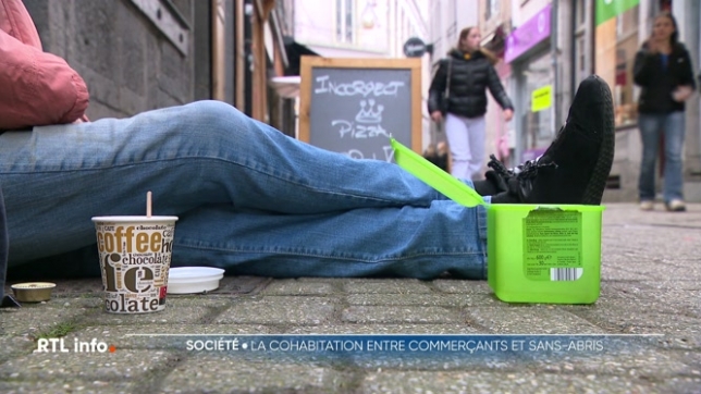 La présence des sans-abris dérangent certains commerçants ainsi que leurs clients. Ils font appel à la police pour les déloger lorsqu'ils se trouvent à proximité du magasin mais c'est une solution à court terme.