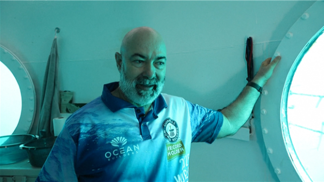 Rüdiger Koch, un ingénieur allemand de 59 ans, a passé 120 jours à 11 mètres de profondeur dans une capsule sous-marine de 30 m² au large du Panama, établissant un nouveau record Guinness de longévité sous l'eau. Il a battu l'ancien record de 100 jours détenu par un Américain, tout en vivant dans un habitat spécialement conçu pour son exploit.