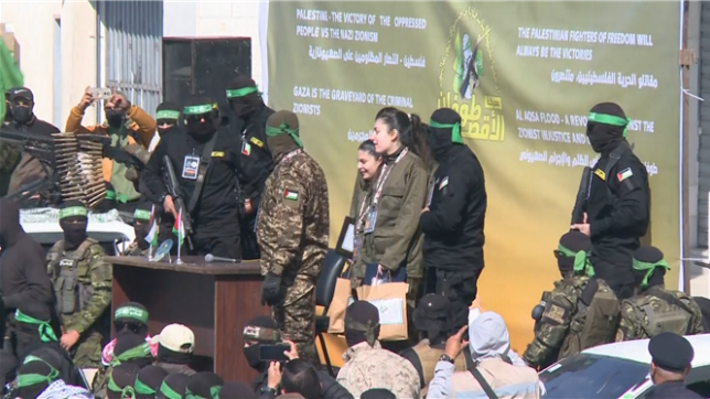 Quatre soldates israéliennes détenues par le Hamas depuis le 7 octobre 2023 ont été libérées samedi dans le cadre d’un accord de trêve. Cet échange a permis la remise en liberté de 200 prisonniers palestiniens détenus par Israël.