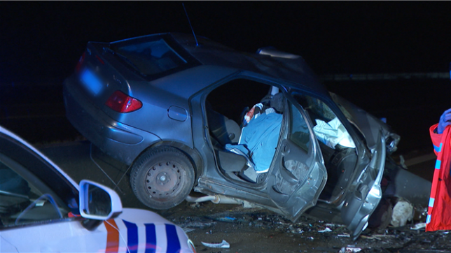 Un conducteur fantôme a causé un grave accident sur l'autoroute A12 à Meise, en Brabant flamand, vendredi soir. La collision frontale a fait deux morts, les deux conducteurs, et un passager grièvement blessé. L'autoroute a été fermée pour les besoins de l'enquête.
