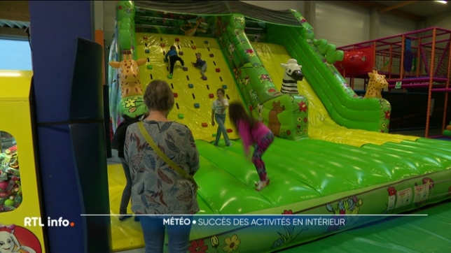 Ils se retrouvent donc souvent à l'intérieur, ce qui fait l'affaire des plaines de jeux d'intérieur, dont la fréquentation explose.