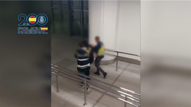 Un suspect lié à l'attentat terroriste survenu à Bruxelles le 16 octobre 2023, qui avait coûté la vie à deux supporters suédois, a été arrêté en Espagne. L’homme est soupçonné d’avoir fourni l’arme utilisée dans l’attaque et fait face à une possible peine de prison à perpétuité.