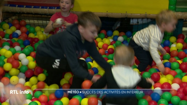 Ils se retrouvent donc souvent à l'intérieur, ce qui fait l'affaire des plaines de jeux d'intérieur, dont la fréquentation explose.