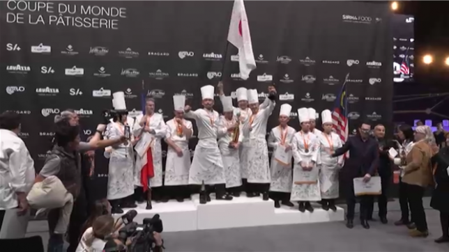 Le Japon a remporté la Coupe du monde de la pâtisserie 2025 à Chassieu, près de Lyon, grâce à une pièce-maîtresse en chocolat impressionnante. La France et la Malaisie complètent le podium. Cette quatrième victoire pour le Japon consacre son talent dans cette prestigieuse compétition réunissant 18 équipes du monde entier.