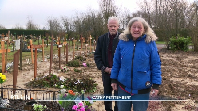 La tombe d'un homme récemment inhumé a été incendiée la nuit dernière, à Schaerbeek. La maman du défunt se dit anéantie. Elle dénonce cet acte odieux mais également le manque de sécurisation des lieux.